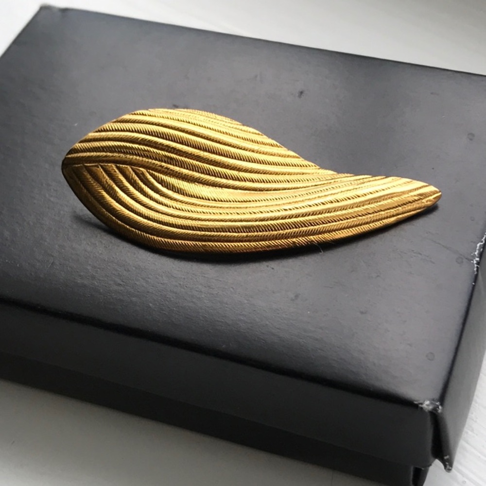 Vintage brushed  gold tone brooch/ lightweight